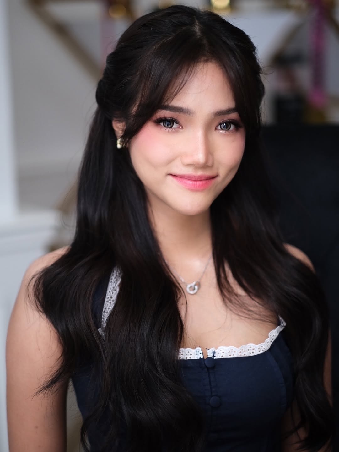 Potret Fuji saat menghadiri pesta ulang tahun Gala Sky, putra mendiang Vanessa Angel dan Bibi Andriansyah. Make up nya tema berbie.