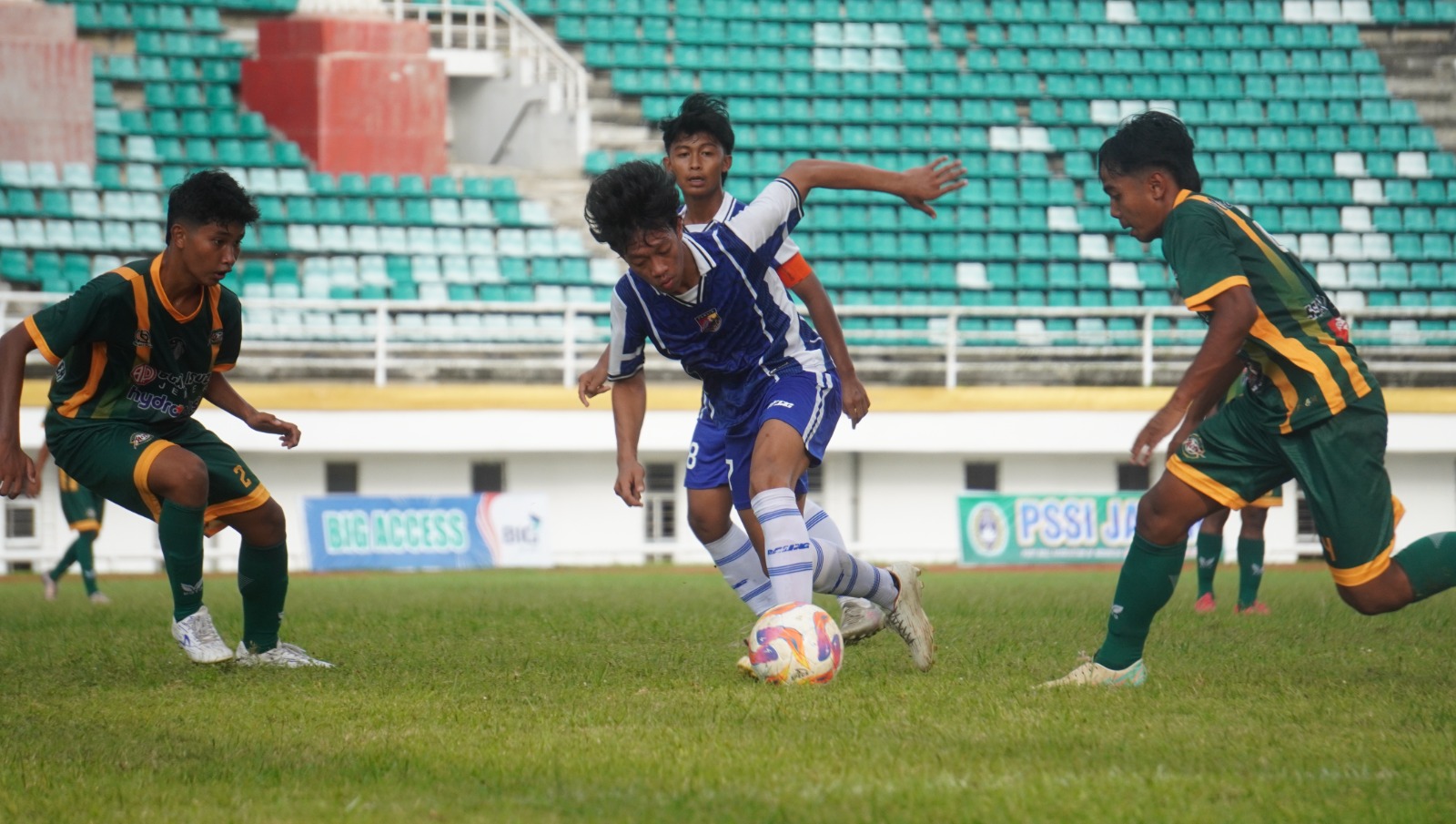 Pemain Persid U17 dikepung pemain Mitra Surabaya pada laga terakhir grup I Piala Soeratin U17 di Stadion JSG, Selasa (15/7). Persid menang 1-0, tapi tak lolos ke fase berikutnya.