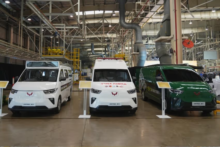 Wuling tampilkan 3 mobil listrik karoseri Mitra EV, salah satunya ada ambulans, ini detailnya.