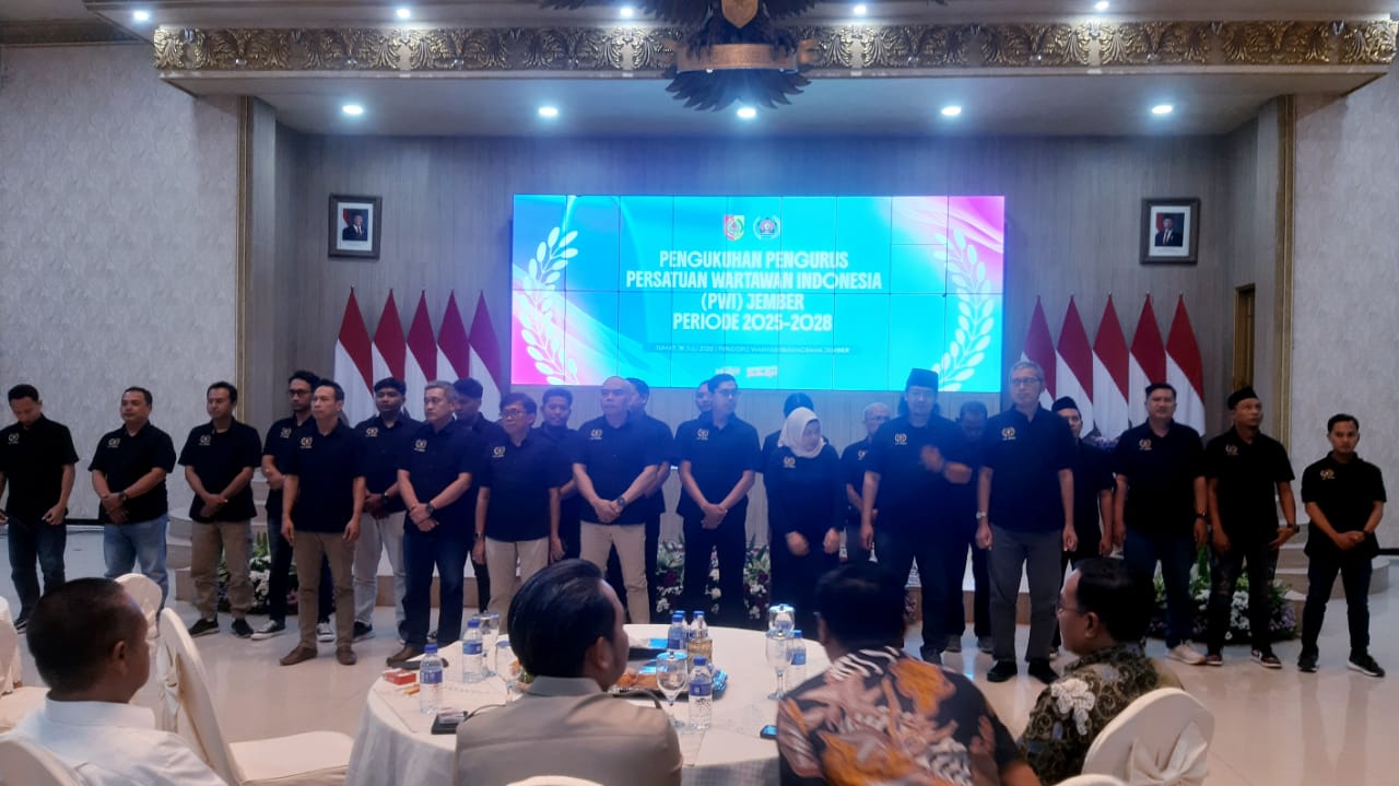 &nbsp;Sejunlah pengurus PWI Jember Periode 2025/2028 dikukuhkan langsung oleh Ketua PWI Jatim Lutfil Hakim, di Pendapa Wahyawibawagraha, Jumat (18/7).