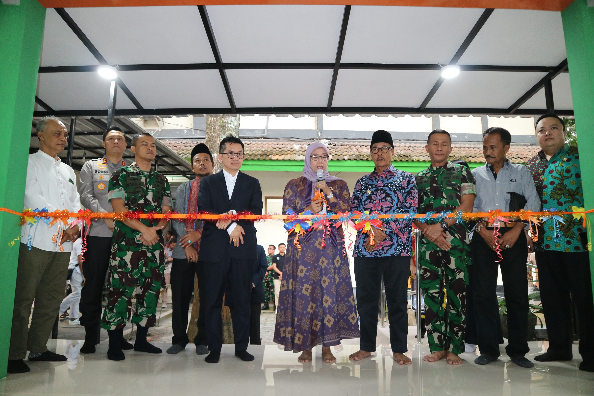 Dekan FISIP Unej Suyani Indriastuti (enam dari kiri) didampingi Ketua Alumni FISIP Dr Muhammad Taufiq bersama Wakil Bupati Jember Djoko Susanto dan Forkopimda Jember saat peresmian musala Ukhuwah.