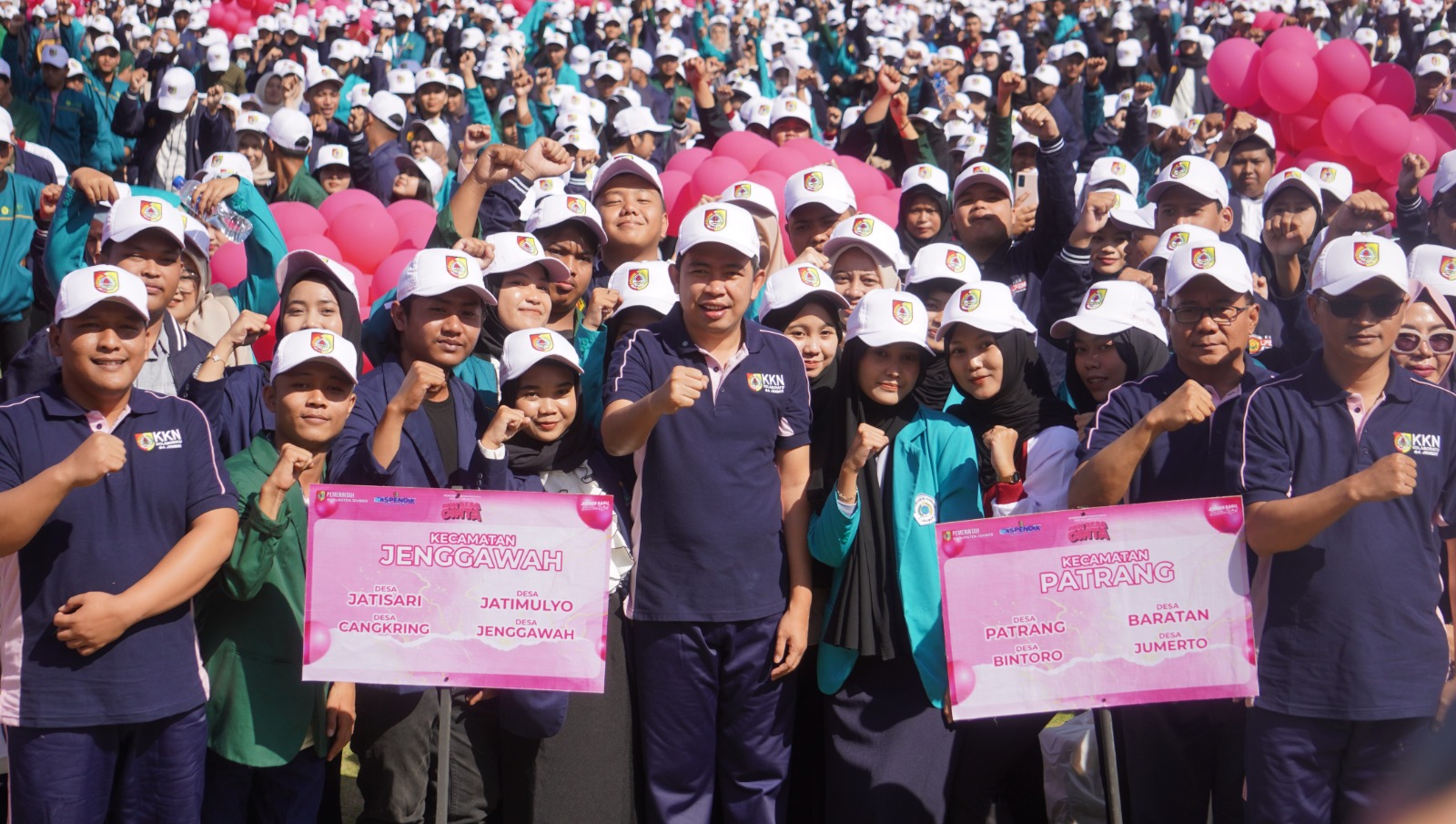 Bupati Fawait (tengah) pada pelepasan ribuan mahasiswa KKN kolaboratif, di Alun-Alun Jember, Kamis pagi (17/7).