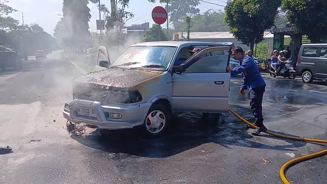 Mobil Toyota Kijang berwarna silver terbakar di putar balik Jalan Gajah Mada Kaliwates Jember, Jumat (18/7.2025).