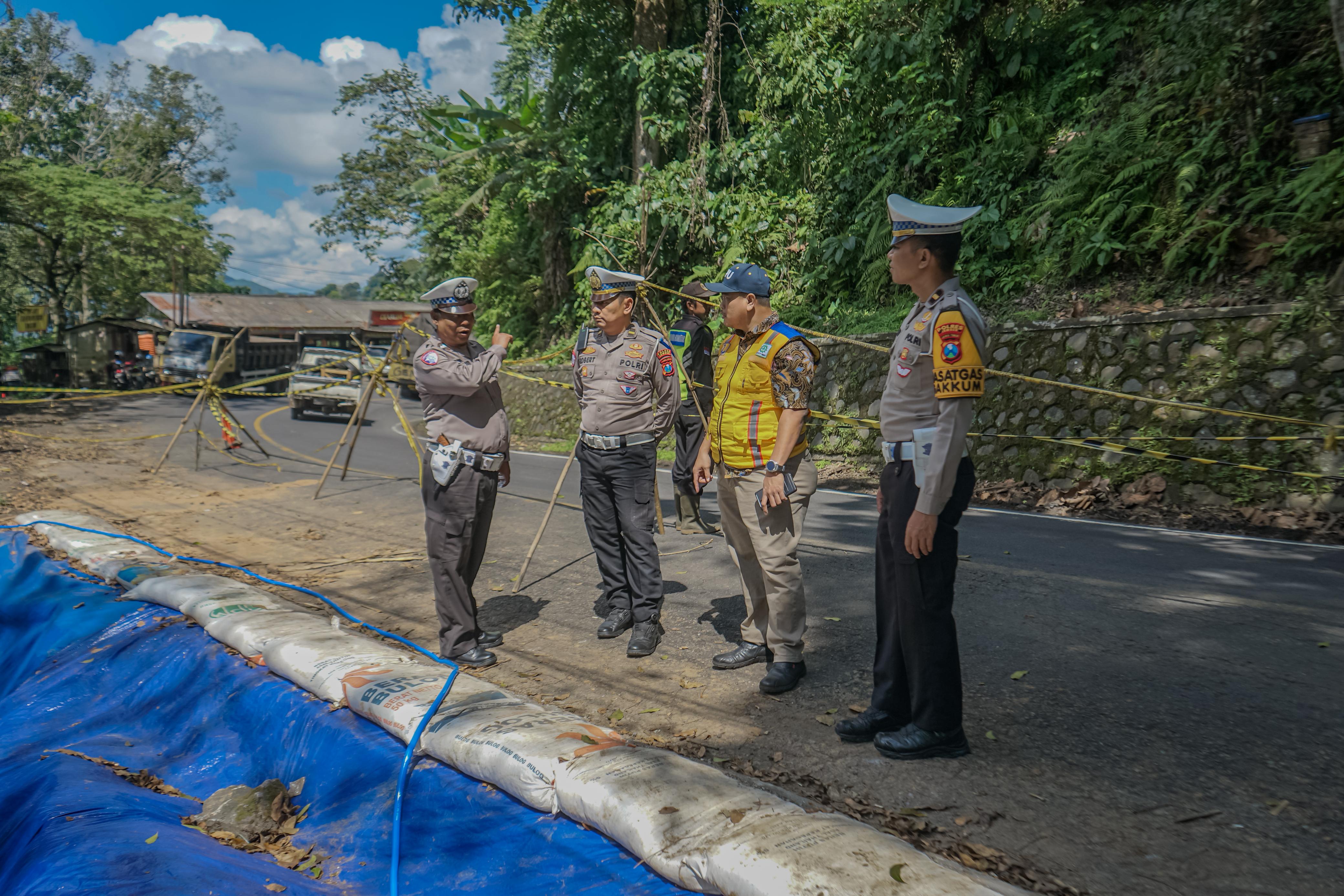 Satlantas Polres Jember bersama PPK 1.4 Wilayah Jatim mengecek keretakan jalan dan longsor di Jalur Gumitir, Kecamatan Silo, Jember, Jumat (18/7/2025).