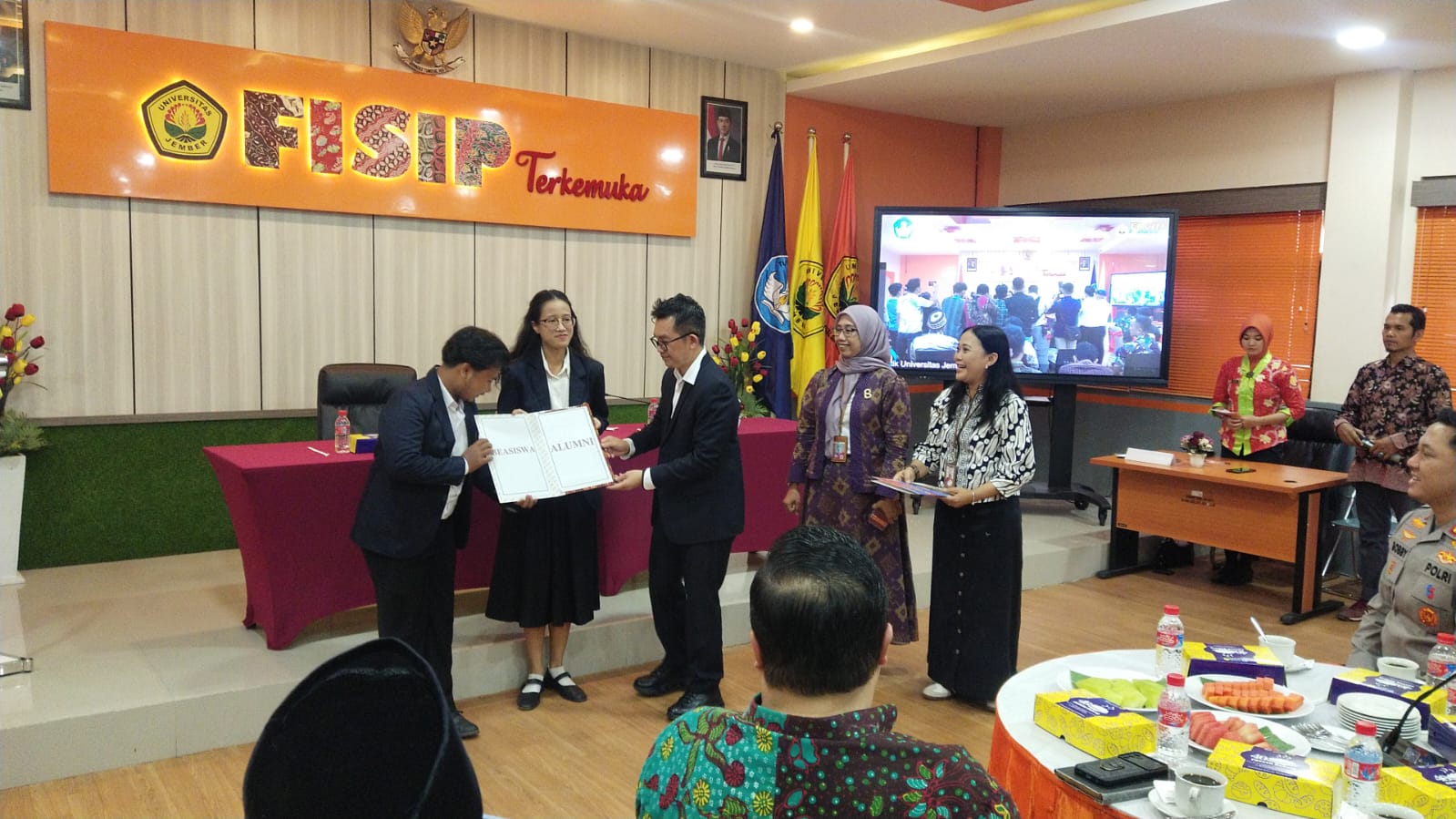 Ketua KA-FISIP Unej Dr Muhammad Taufiq memberikan beasiswa keringanan UKT kepada mahasiswa FISIP secara simbolis di Aula FISIP, Jumat (18/7/2025)
