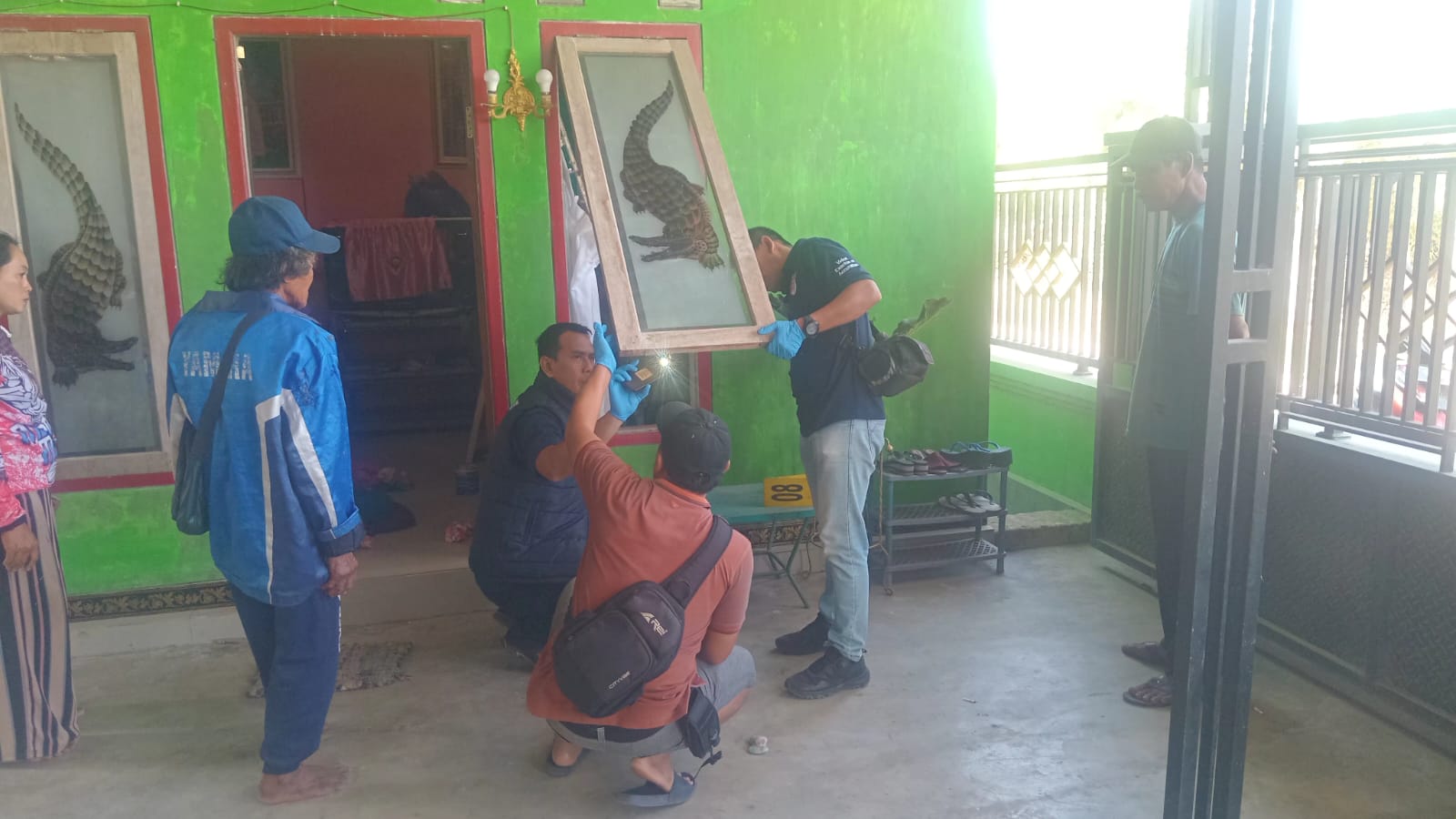 Polisi melakukan olah TKP satu Keluarga di Gumukmas Jember yang disekap, mulut Korban Dilakban, Pelaku Kuras Harta Senilai Ratusan Juta