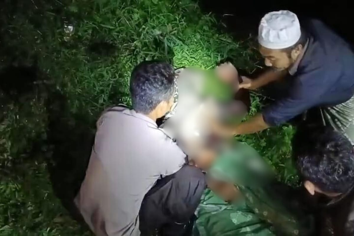 Petugas bersama warga mengevakuasi jenazah M Dofir, warga Desa Trisnogambar, Kecamatan Bangsalsari usai tersambar KA Ijen Ekspres di Bangsalsari, Minggu malam (20/7/2025).