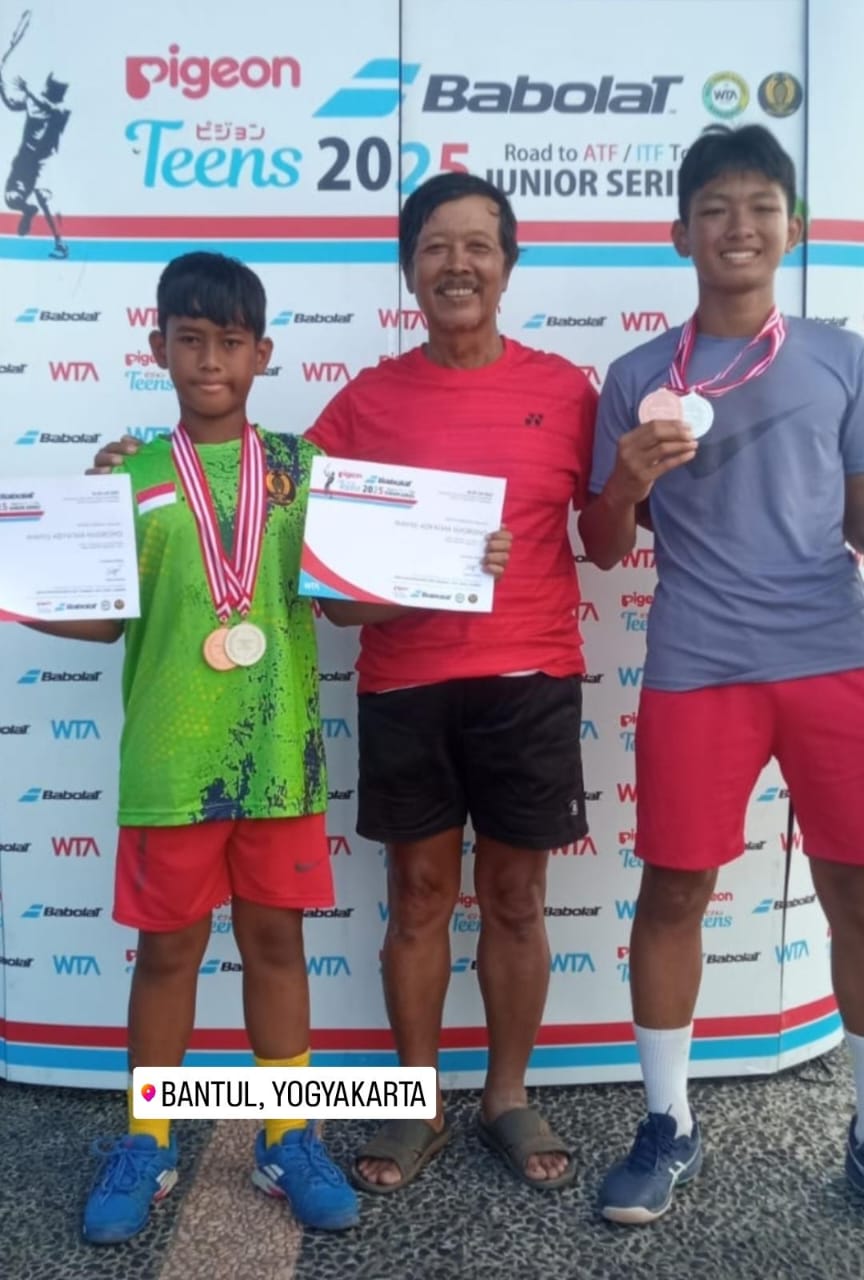 Atma (kiri) dan Ardi (kanan) kakak beradik petenis Jember ini berhasil meraih empat medali di turnamen tenis di Yogyakarta