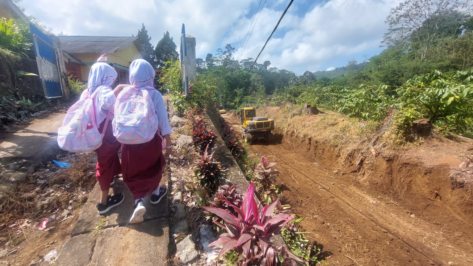 Alat berat milik PT yang mengerjakan jalur alternatif, sebelum perbaikan Jalan Nasional Gumitir di KM 36.800, Dusun Gumitir, Sidomulyo, Kecamatan Silo, dilakukan.