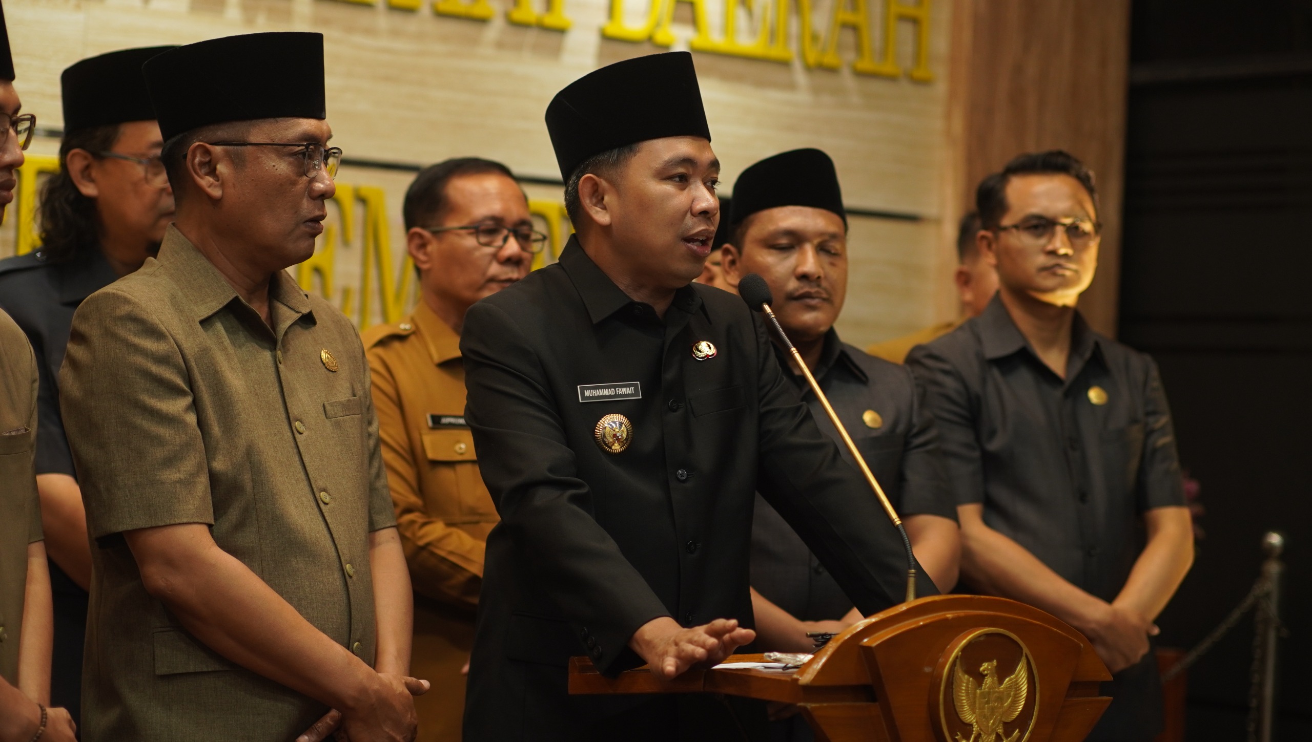 Bupati Jember saat memberikan keterangan resmi terkait krisis BBM. Pelajar belajar daring, pegawai WFH.