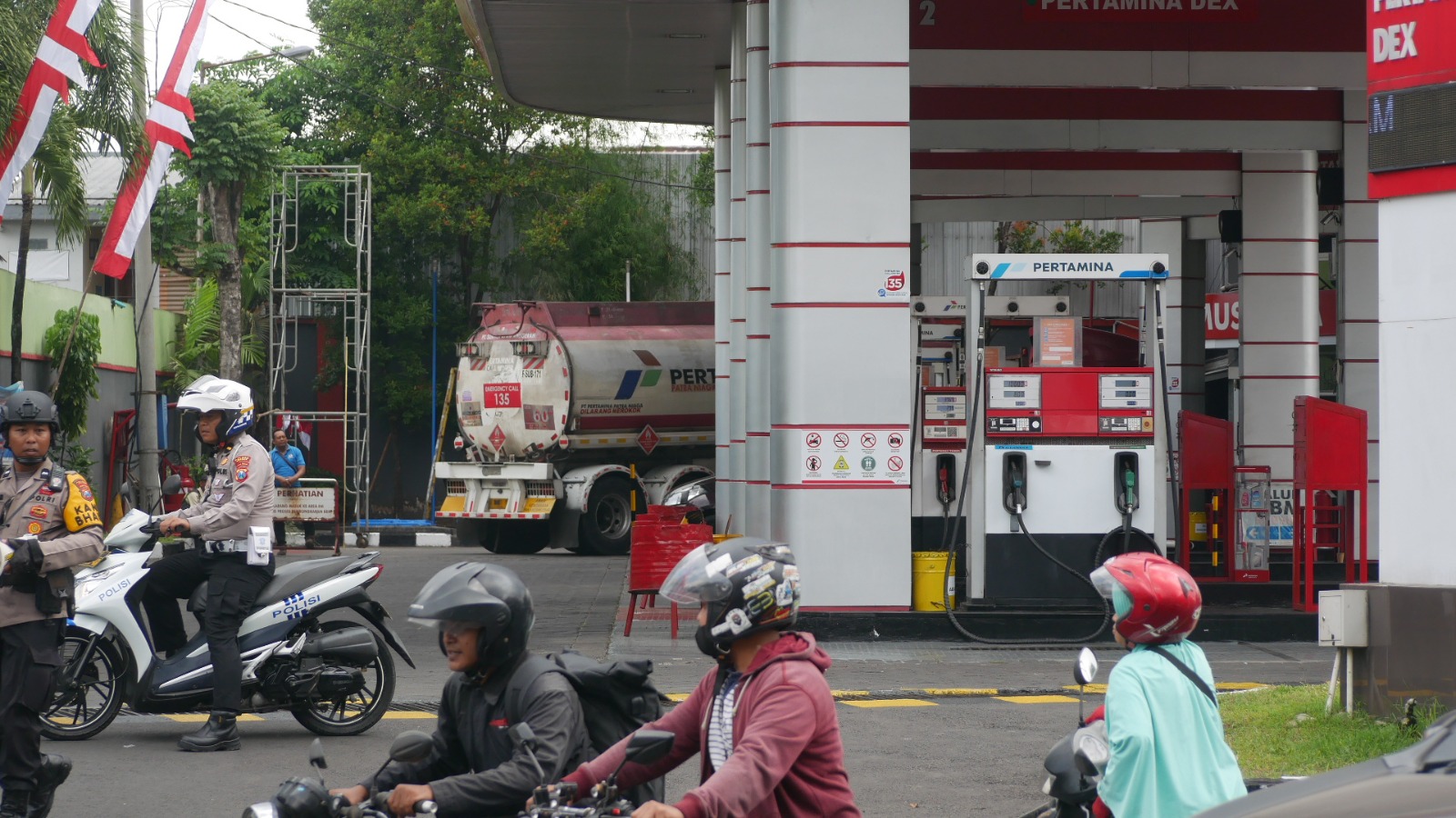 Tangki BBM saat mengisi di SPBU Jalan Ahmad Yani Kaliwates, Jember, Senin (28/7/2025).