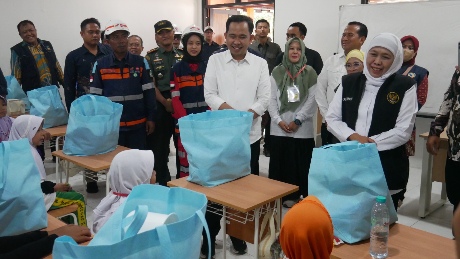 Gubernur Jatim Khofifah Indar Parawansa (kanan) didampingi Bupati Jember Muhammad Fawait menyapa siswa Sekolah Rakyat di sekolah, Kamis (31/7).