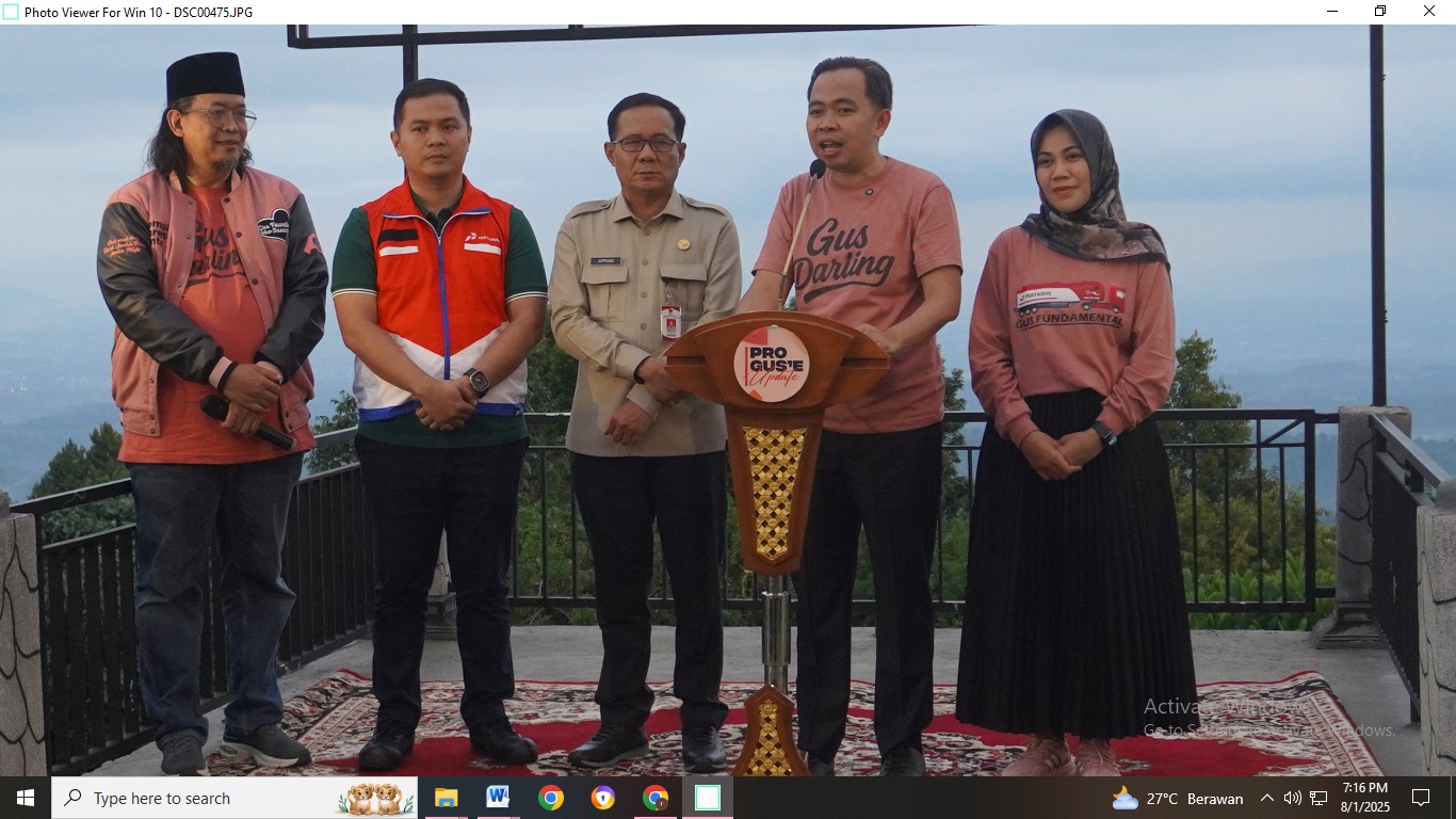 KEMBALI NORMAL: Bupati Jember Muhammad Fawait saat menyampaikan press release yang mencabut SE sekolah daring dan WFH bagi ASN, di Puncak Rembangan. (MAULANA/RADAR JEMBER)