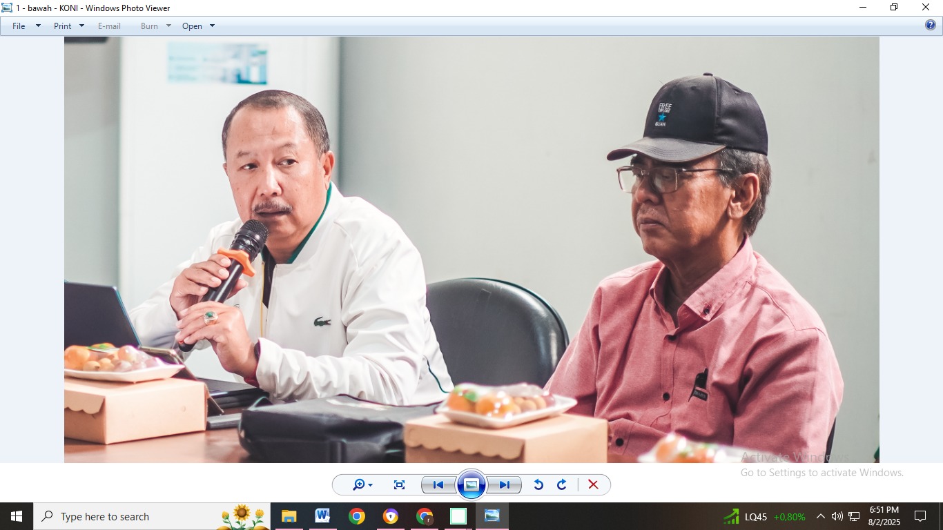 MENUJU MUSORKAB: Binpres KONI Jember, Soetriono (kiri) menyampaikan sejumlah hal dalam rapat evaluasi KONI Jember bersama ketua cabor di kantor Dispora beberapa waktu lalu. (YULIO FA/RADAR JEMBER)
