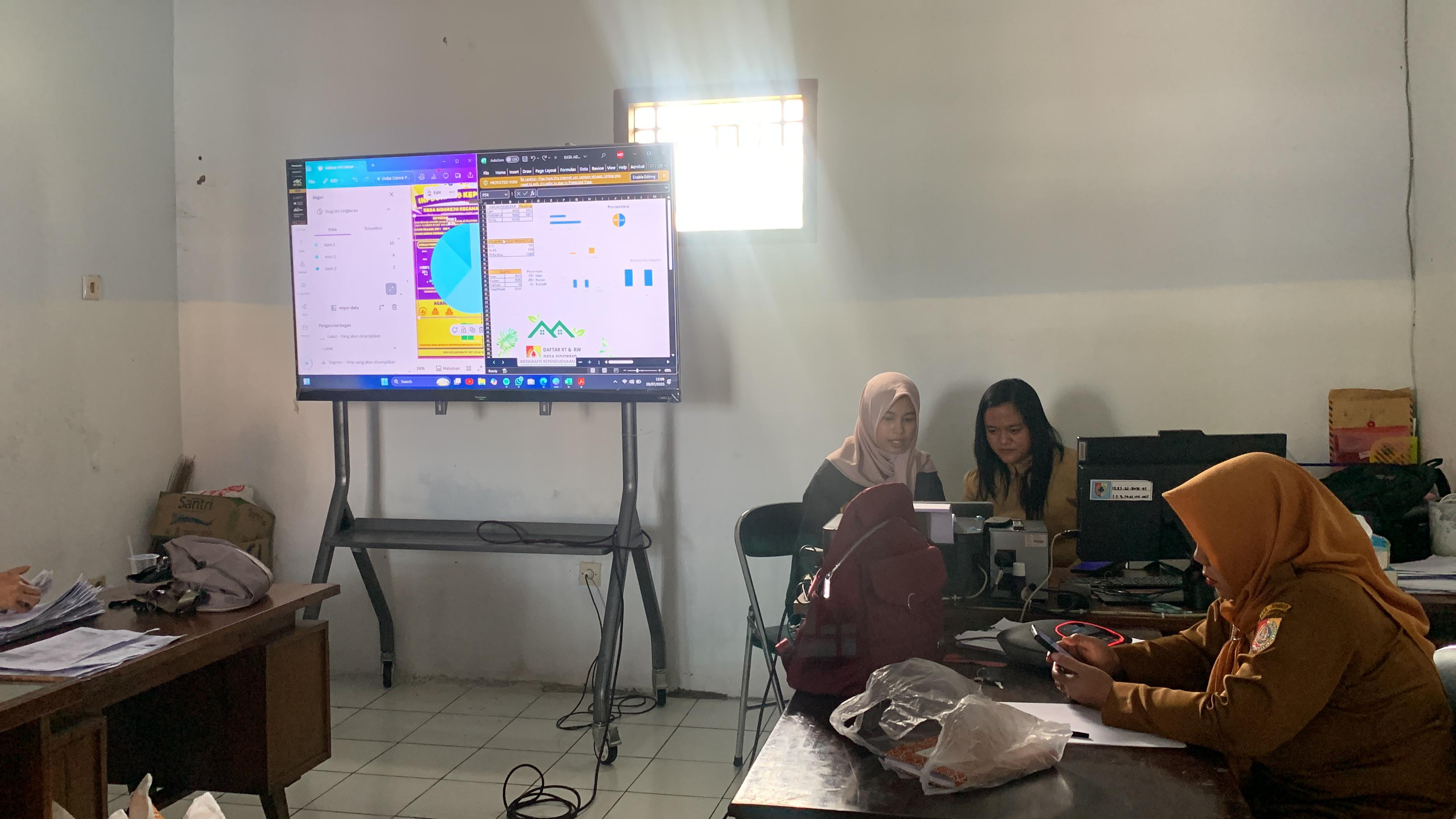 Pelatihan infografis bersama Perangkat Desa Sidorejo (Tim PDD KKN Kolaboratif 109)