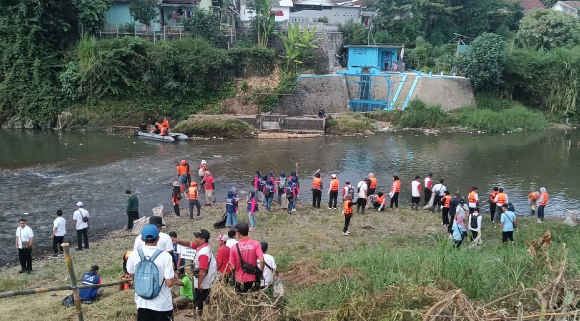 Pegiat lingkungan dan relawan saat aksi bersih Sungai Kalijompo dan Bedadung di Kelurahan/Kecamatan Kaliwates, Kamis lalu (31/7).
