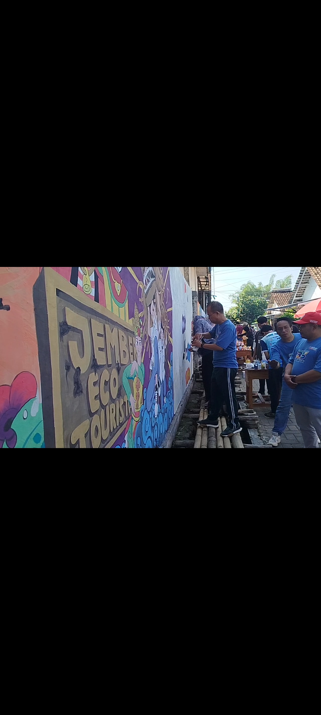 Kacabdin Sugeng Trianto secara simbolis membuka Festival mural SMAN Arjasa