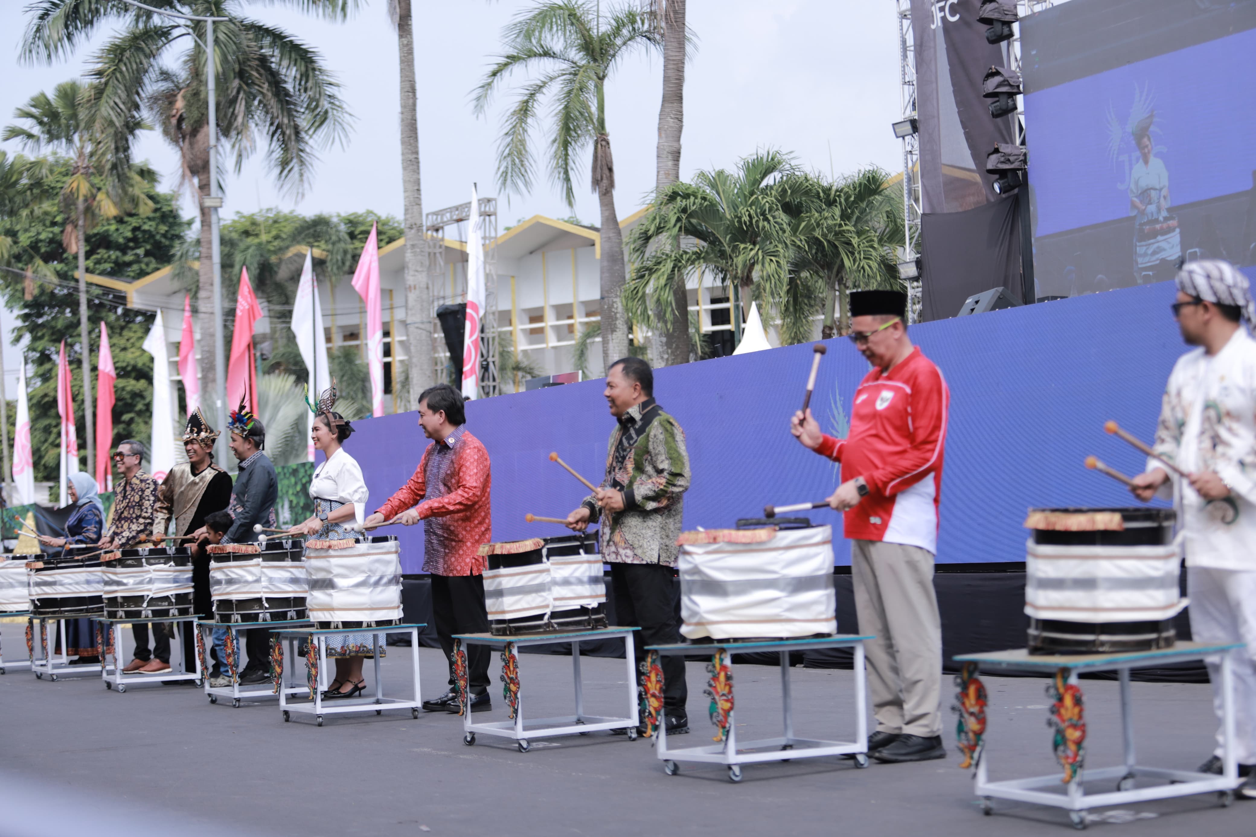 Wamen Pariwisata Ni Luh Puspa (dua dari kanan) menabuh drum sebagai penanda dimulainya Grand Carnival JFC 2025. Dia mengapresiasi JFC yang lima kali masuk top ten KEN