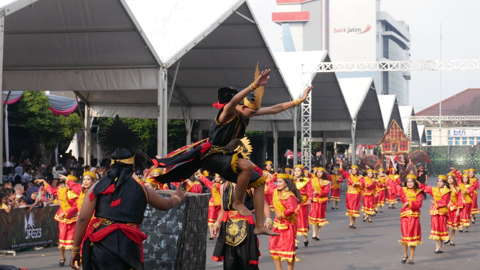 Defile Nias saat tampil di Grand Carnival Jember Fashion Carnaval (JFC) 2025. Mengusung konsep green carnival, JFC siap menjadi kota fashion dunia.