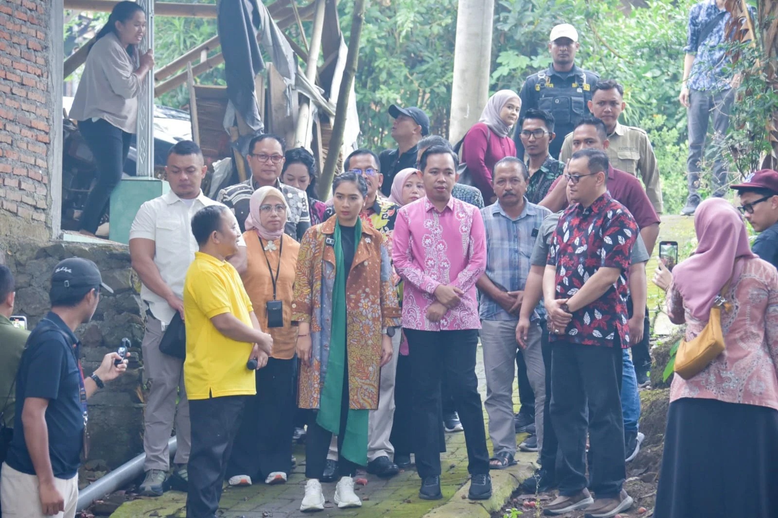 Wamenpar Ni Luh Puspa, bersama Bupati Fawait, Sendang Tirtha Amertha Rajasa, di Arjasa (10/8).