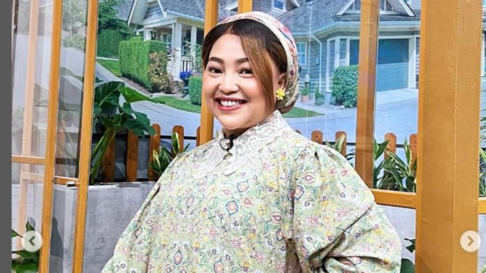 Mpok Alpa. Komedian dan presenter ini meninggal dunia setelah berjuang melawan kanker payudara sejak lama. Kenali penyebab dan gejalanya.