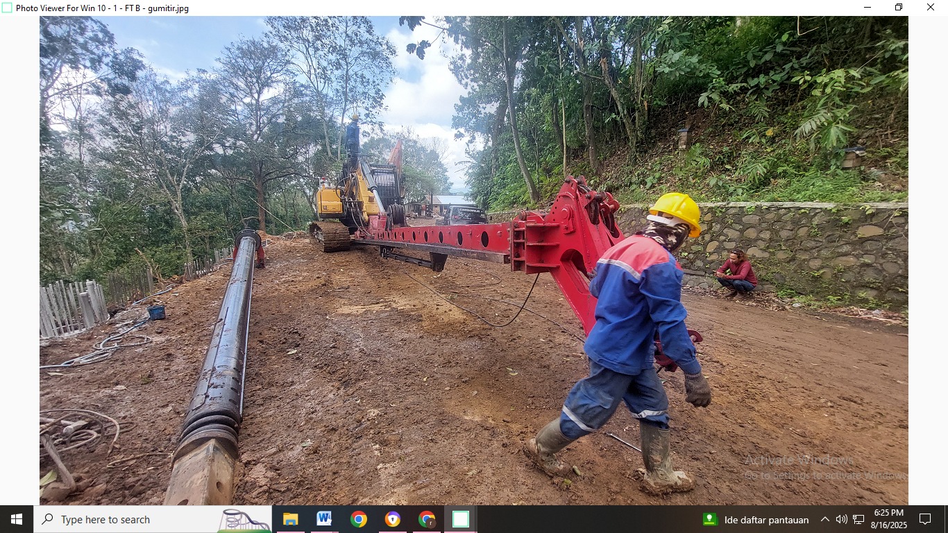 JUMAI/RADAR JEMBER  TUGAS TUNTAS: Alat berat jenis bore pile yang digunakan untuk pengeboran pancang mulai dibongkar setelah pekerjaan selesai,&nbsp;Sabtu (16/8).