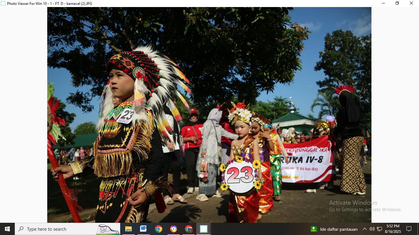 SEMARAK: Para siswa TK Kartika IV-8 Secaba mengenakan berbagai busana adat dari berbagai daerah pada karnaval budaya TK se Kecamatan Sumbersari, (16/8).