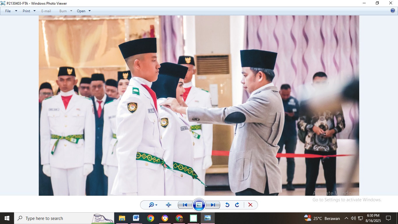 KHIDMAT: Bupati Jember Muhammad Fawait mengkukuhkan Paskibraka Jember di Aula PB Soedirman Jember,&nbsp;Sabtu pagi (16/8).&nbsp;SIDKIN ALI/RADAR JEMBER  &nbsp;