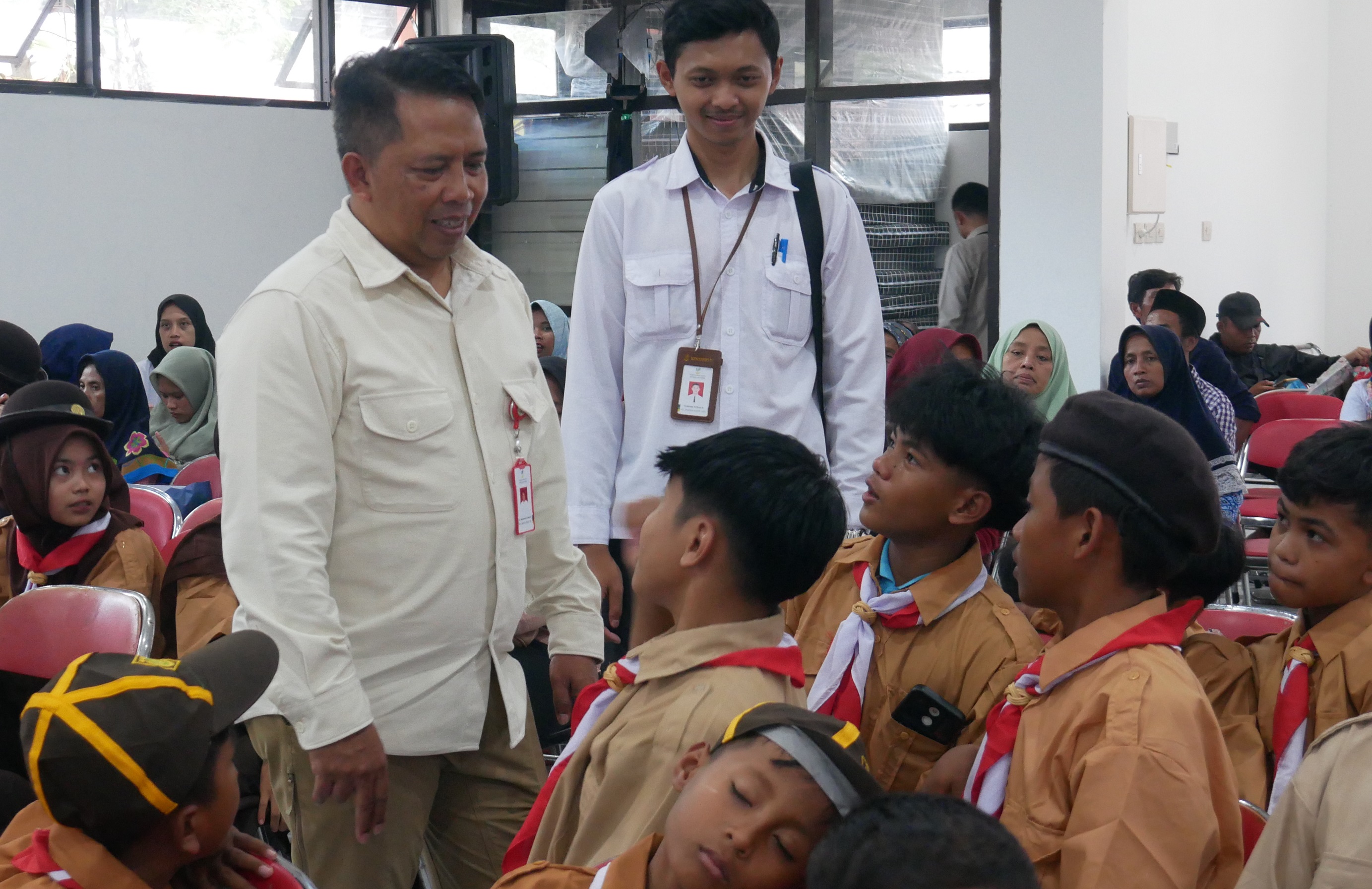 Direktur RSPD Kemensos RI M.O Royani menyapa para siswa SRT 6 Jember sebelum pembukaan MPLS di aula sekolah, Jumat (15/8). Kemensos mengapresiasi penyelenggaraan SRT ini.