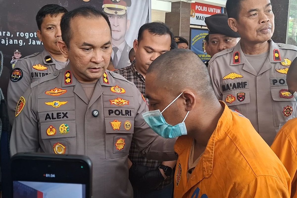 Kapolres Lumajang Alex bertanya kepada Saman, pelaku curanmor milik mahasiswa KKN di Mapolres Lumajang. Benarkah Saman sakit hati.