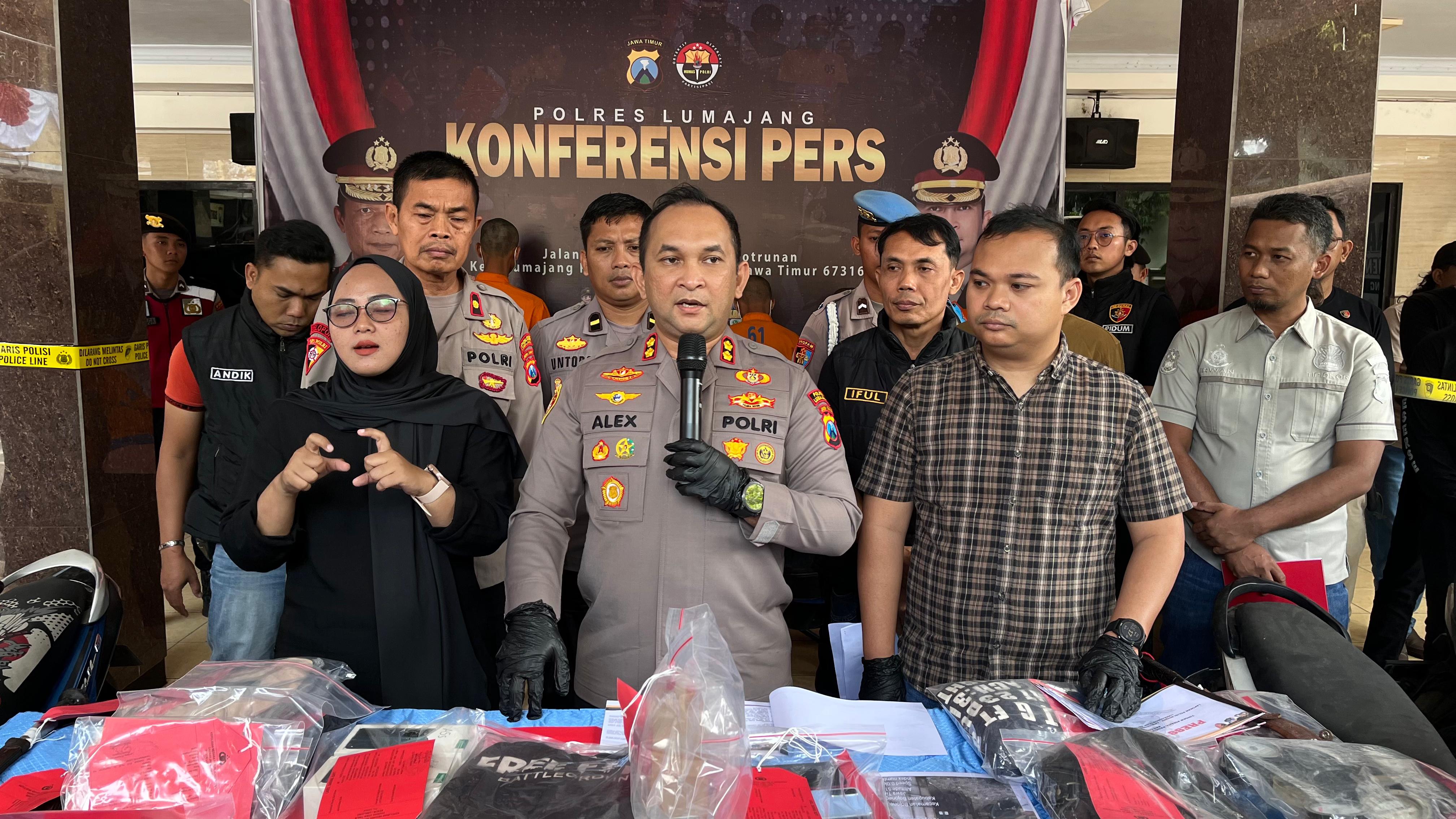 Kapolres Lumajang AKBP Alex saat rilis ungkap kasus curanmor milik mahasiswa, Sabtu (16/8). Satu tertangkap, empat orang buron.