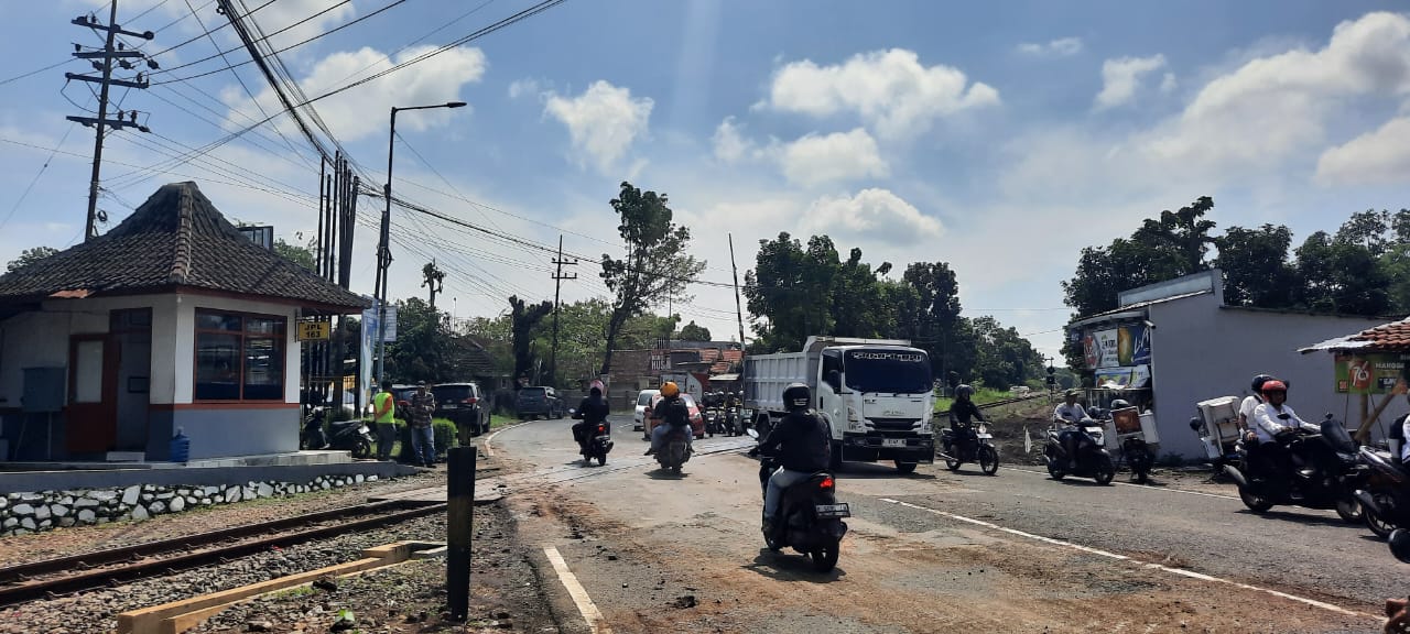 Kondisi jalan di perlintasan rel Arjasa. Besok malam jalan Jember - Bondowoso akan ditutup sementara untuk perbaikan rel.