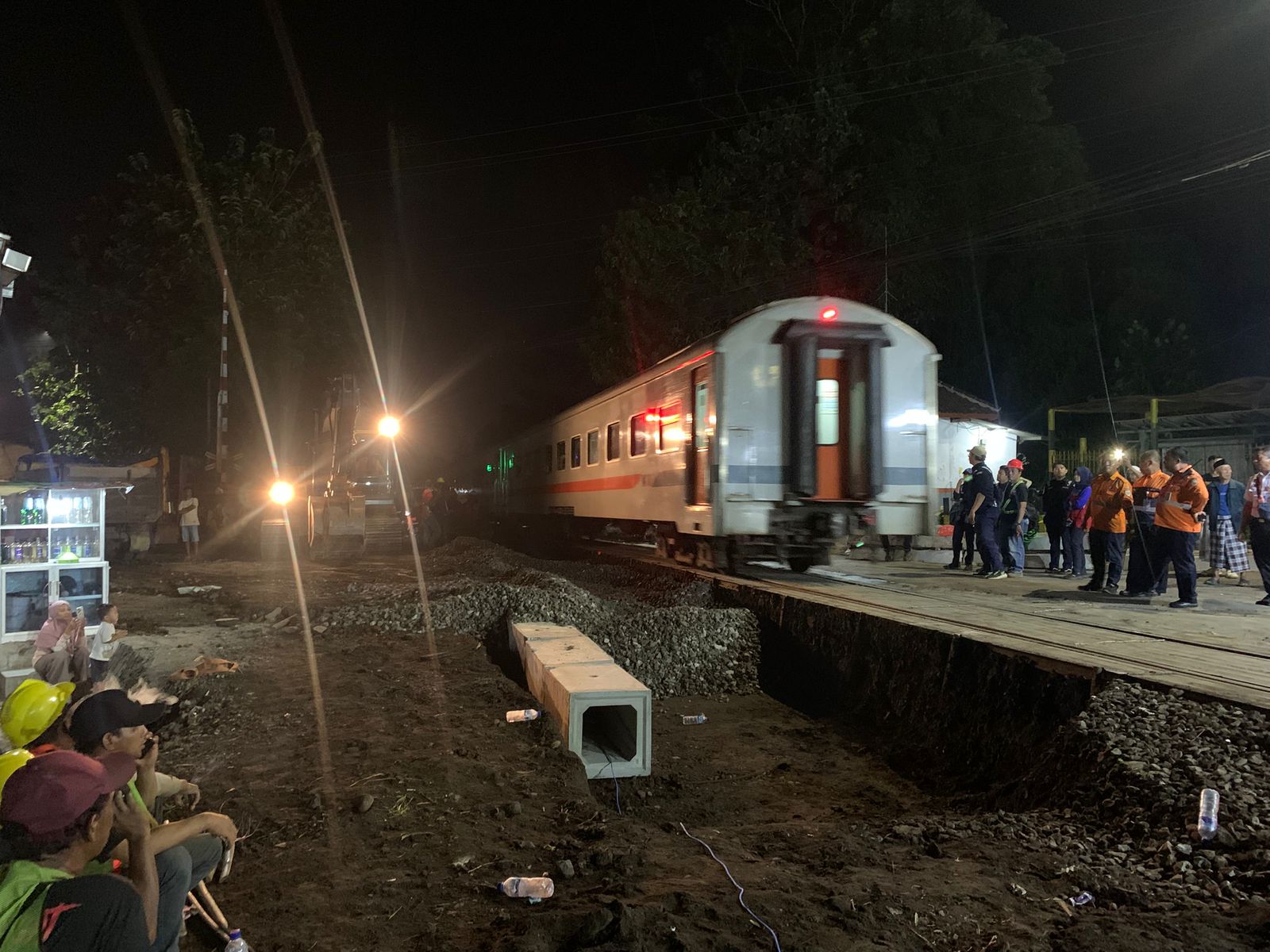 KA melintas di JPL Arjasa Jember. Setelah terbangun empat dekade lalu, pemasangan rel dan bantaran baru akhirnya dilakukan.