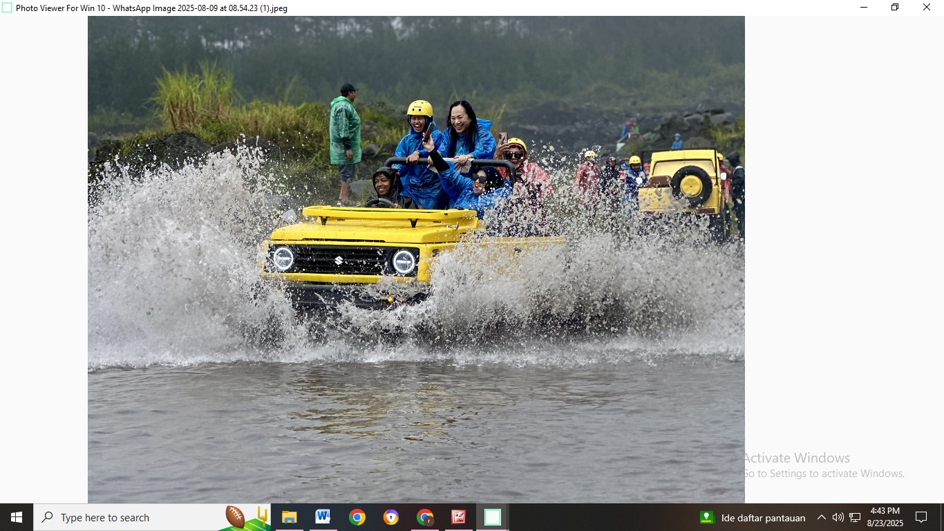 PETUALANGAN SERU: Wisatawan menikmati sensasi Lava Tour Semeru dengan jeep melintasi jalur bekas aliran lahar di Desa Sumberurip, Kecamatan Pronojiwo, Lumajang. (ATIEQSON MAR IQBAL/RAdar semeru)
