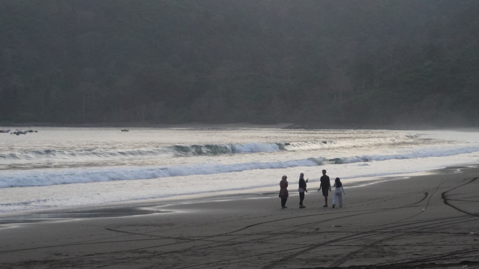 Panorama Pantai Bandealit, Desa Andongrejo, Kecamatan Tempurejo. Setelah adanya aliran listrik dan pengaspalan jalan, Pokdarwis setempat optimistis kunjungan wisata Meningkat.