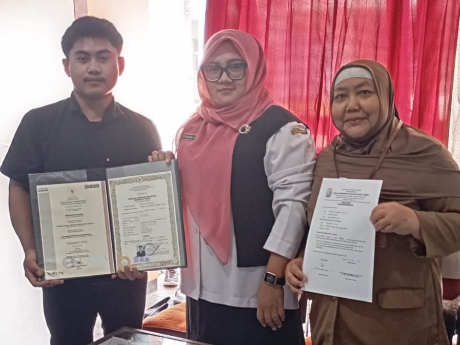 Guru SMKN 2 Jember mengantarkan langsung ijazah siswanya yang baru lulus