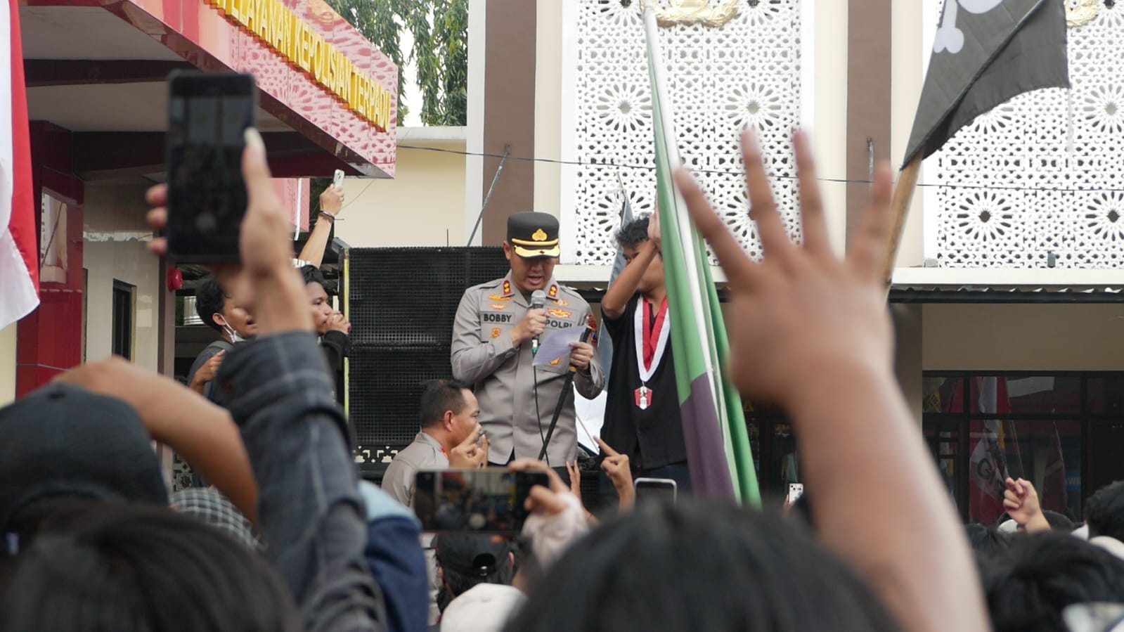 Kapolres Jember Bacakan Tuntutan Massa Aksi di Mapolres, tapi Tak Berani Baca Poin ke-4!