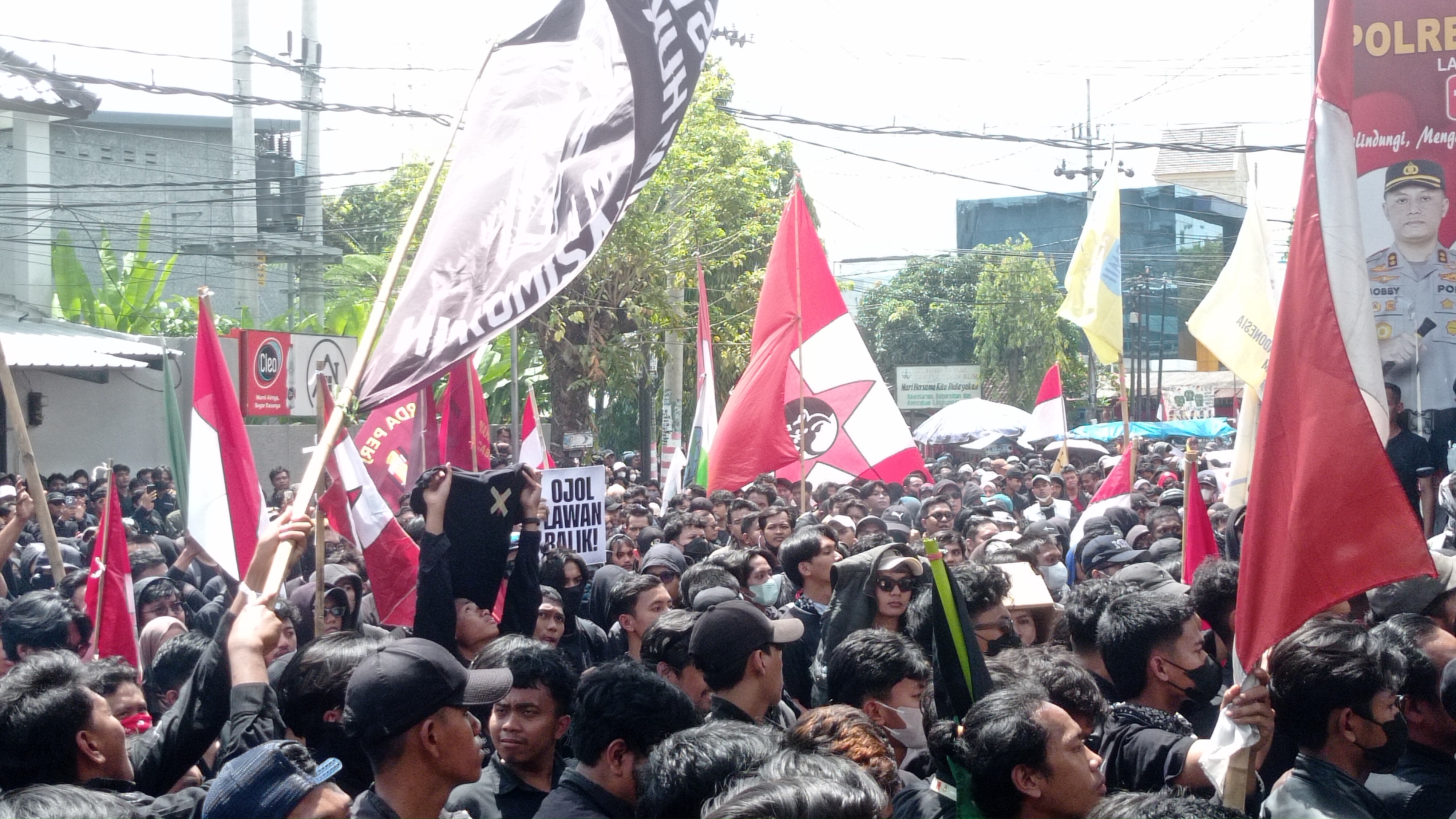 Ratusan Mahasiswa dan Warga Jember Gelar Aksi di DPRD dan Polres Jember, Tuntut Kapolri Listyo Sigit Dicopot.