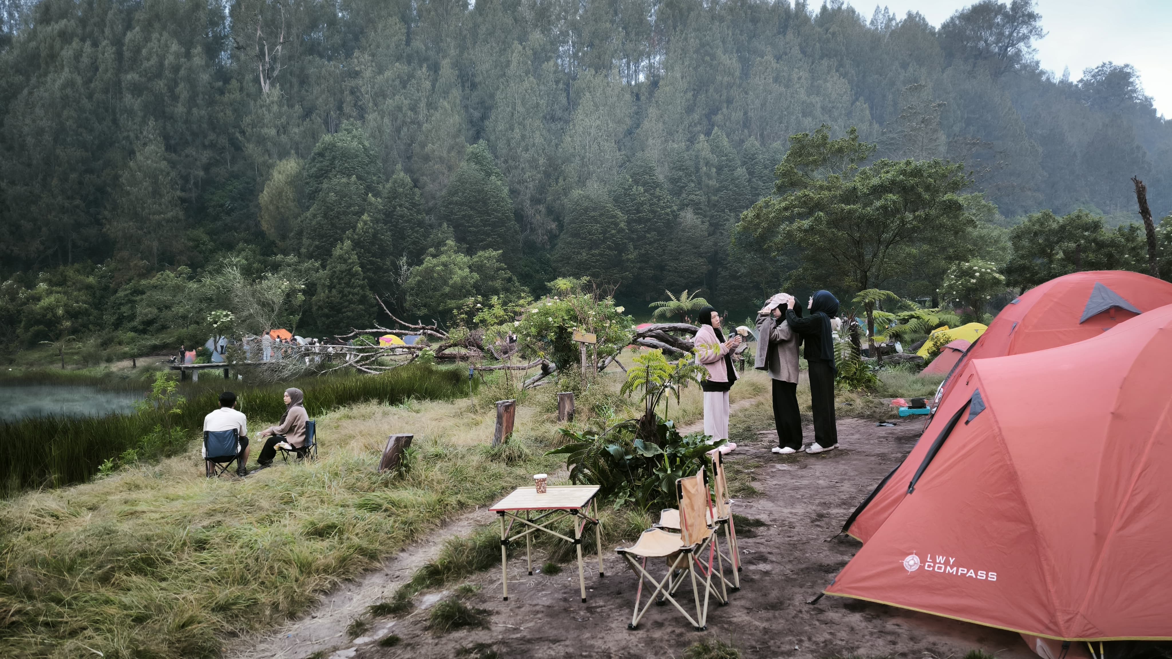TENANG: Tenda berdiri di tepi Ranu Regulo yang menjadi lokasi camping menawan di kaki Gunung Semeru.&nbsp;(ATIQSON/RADAR SEMERU)
