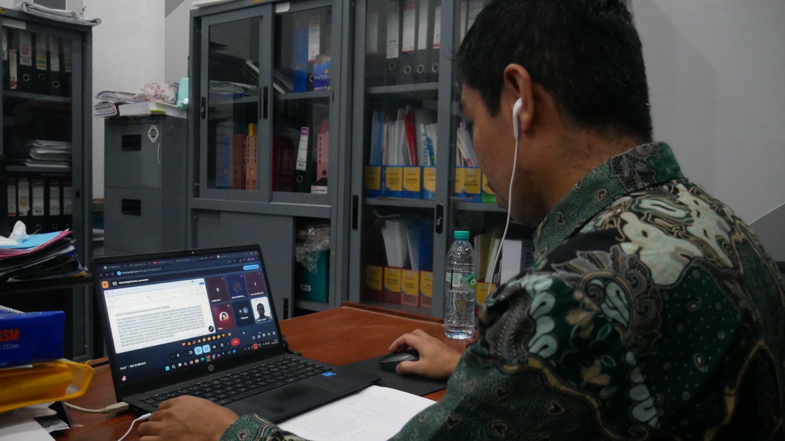 Salah seorang guru SMKN 4 Jember mengajar daring ke siswa.  Sekolah ini satu-satunya yang menerapkan KBM daring mengantisipasi situasi kondisi saat Ini.