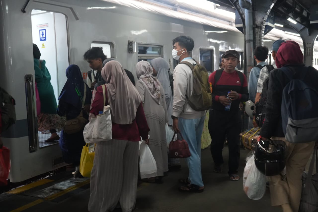 Penumpang naik-turun KA di Stasiun Jember. Libur Panjang Maulid Nabi, Kereta Api Jadi Pilihan Utama 88 Ribu Penumpang di Daop 9 Jember.