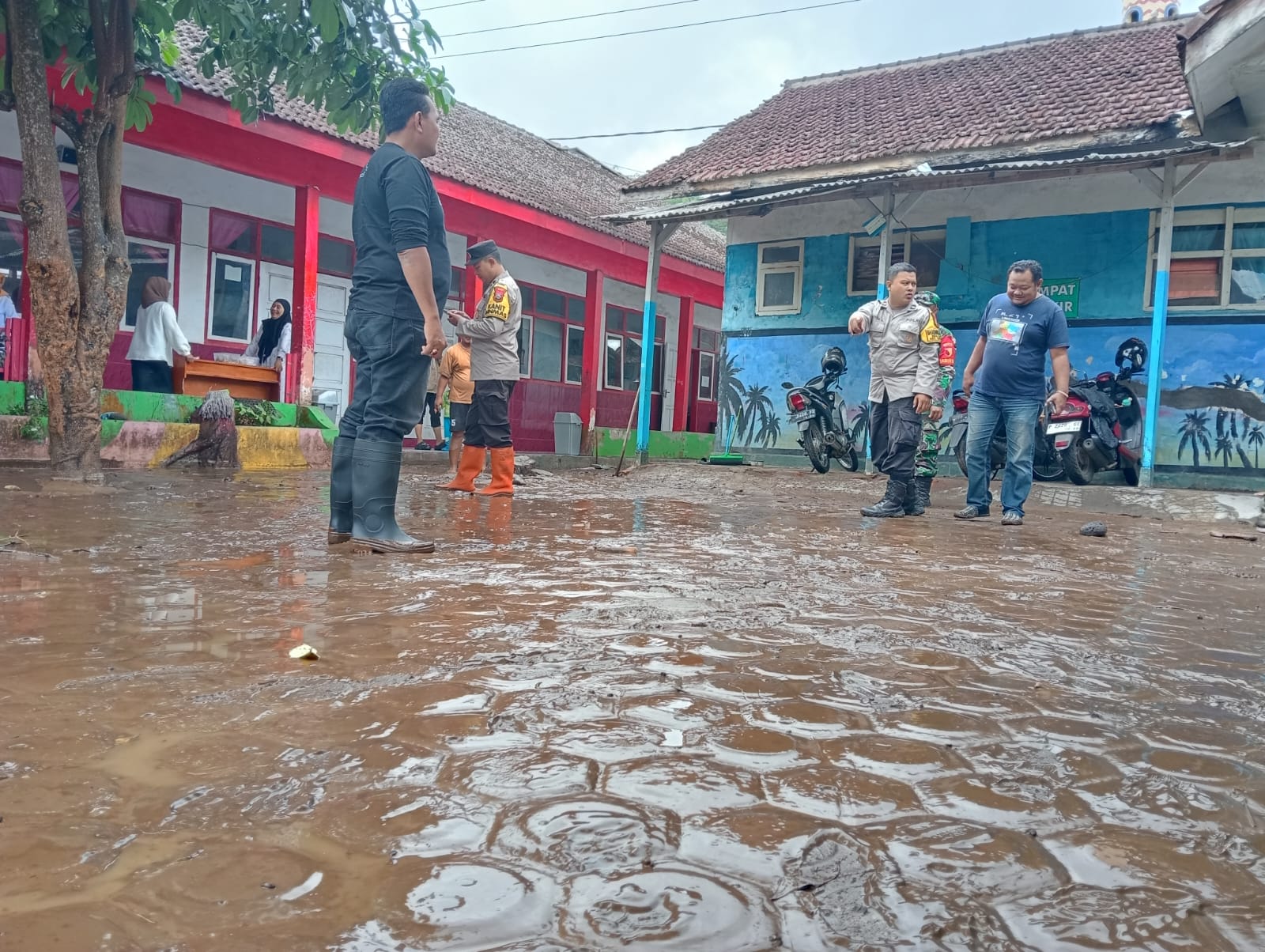 Banjir bercampur lumpur genangi SD di Jember. BPBD dan Damkar lakukan pembersihan.