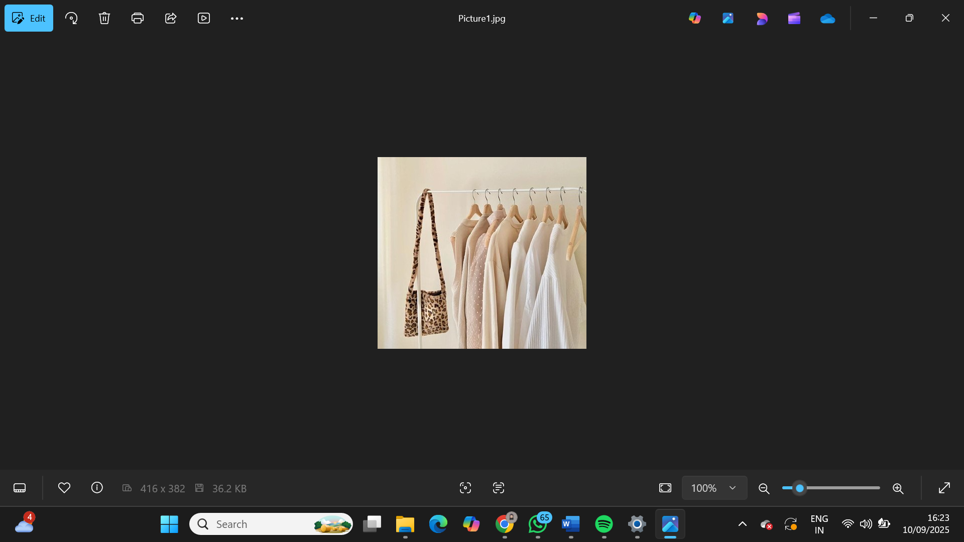 Wardrobe capsule jadi solusimu bingung pilih baju (pinterest)