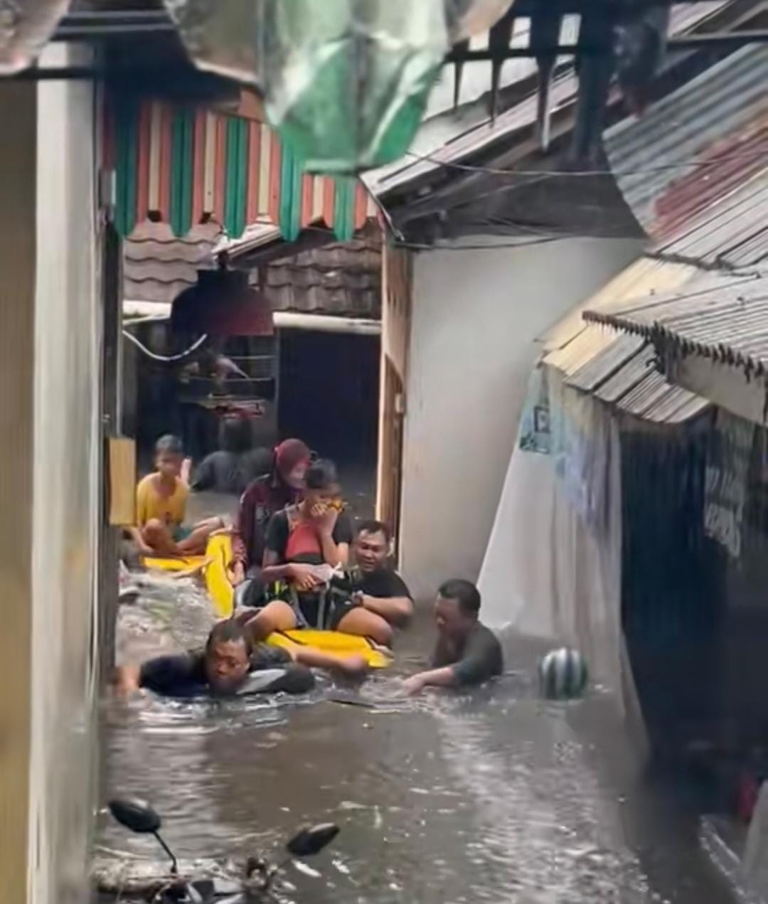 proses evakuasi warga terdampak banjir di Denpasar (Tiktok NusaBali.com)