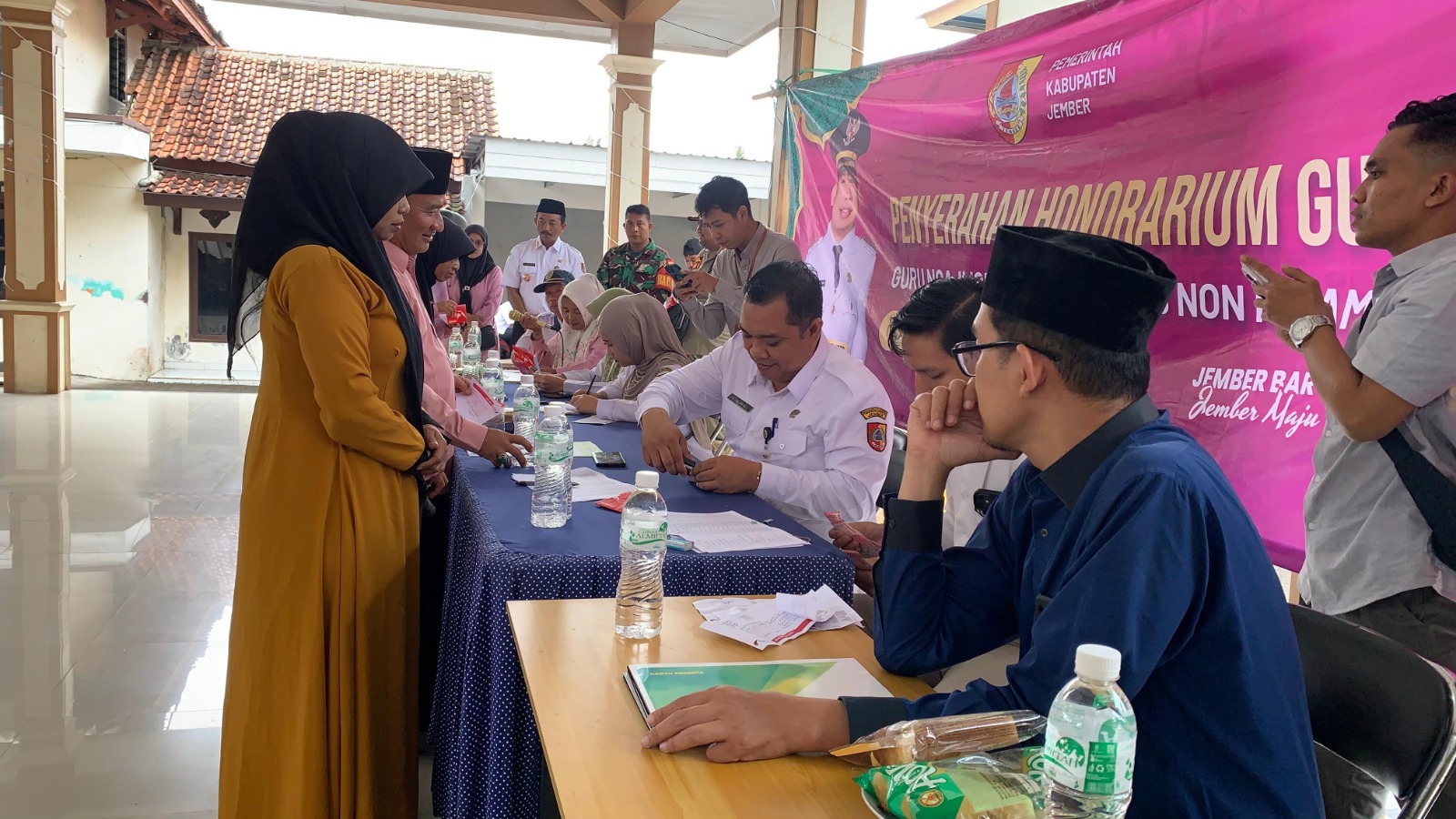 CINTA GURU NGAJI: Sejumlah guru ngaji saat mengambil hak mereka di kantor Desa Yosorati, Kecamatan Sumberbaru, Jember (10/9).