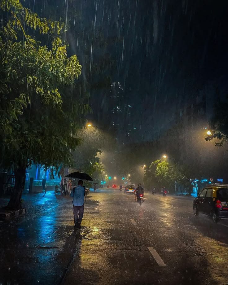 seorang pria berjalan di tengah hujan (Pinterest: @Chandra)