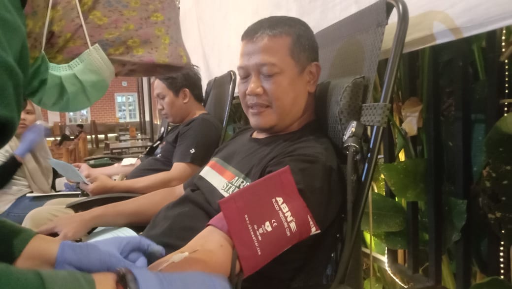 Anggota DPRD Jember Hanan Kukuh Ratmono Ikut Menyumbangkan Darahnya dalam donor darah dalam Grebek Sedekah.
