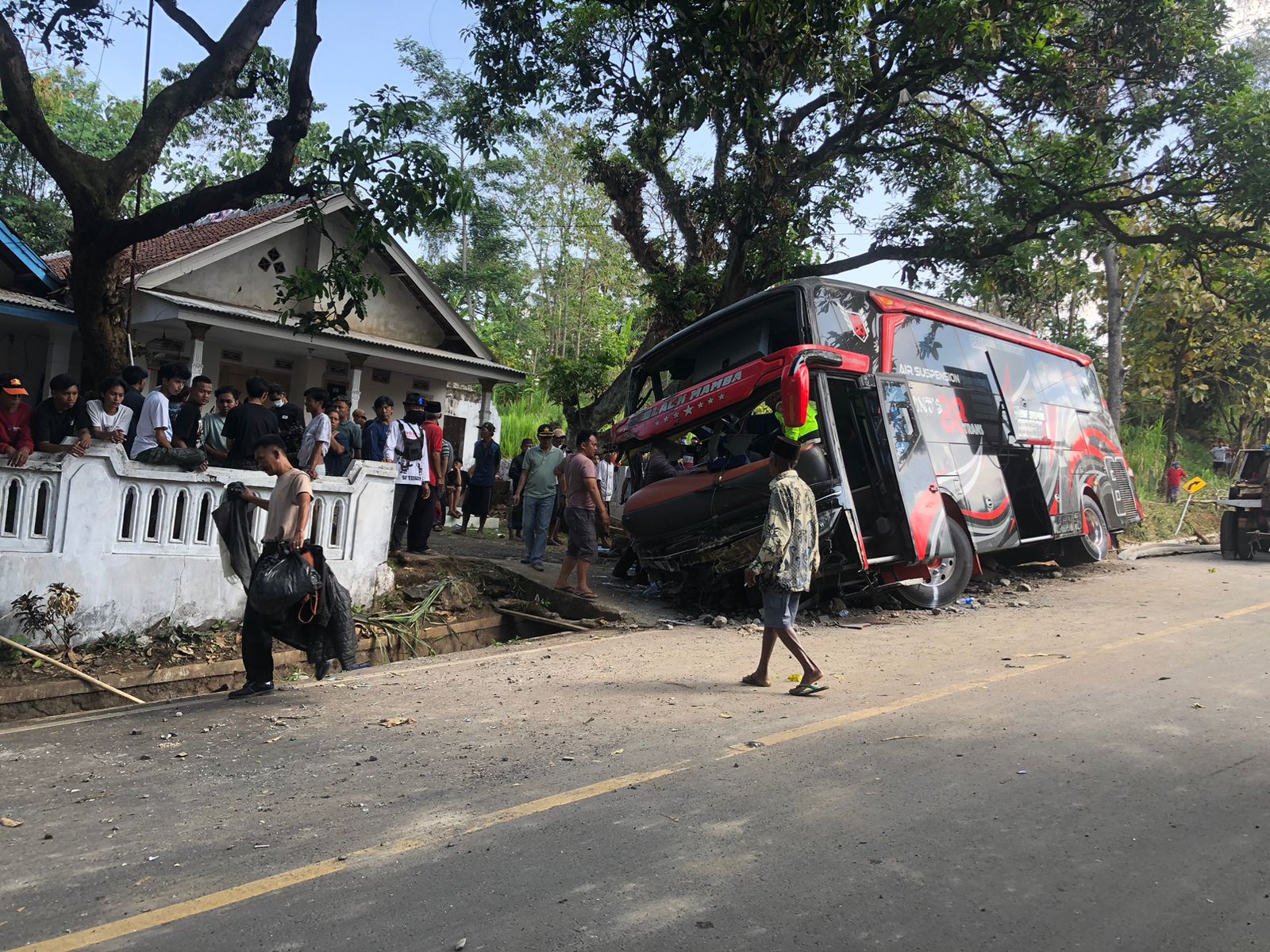 Hendra, Istri, dan Anak Pulang Bersama dalam Peti Jenazah, Kisah Korban Kecelakaan Bus Rombongan RSBS di Jalur Bromo Probolinggo