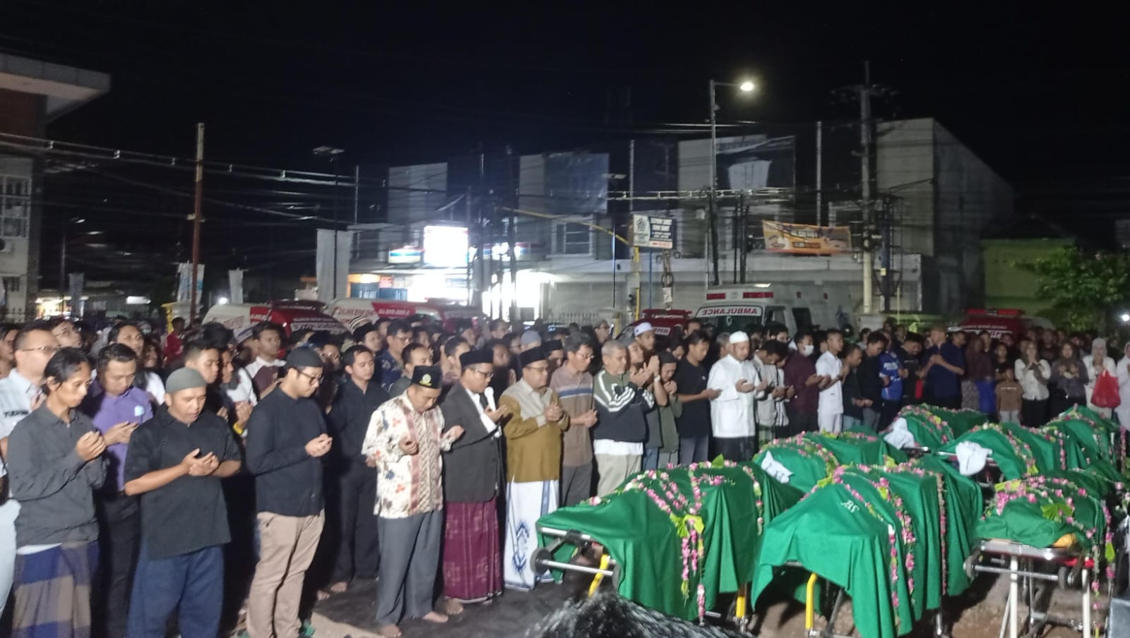 Dari 8 Korban, 7 Jenazah Disalatkan di Halaman Parkir RS Bina Sehat Jember, Keluarga dan Karyawan Ikut Menyalati