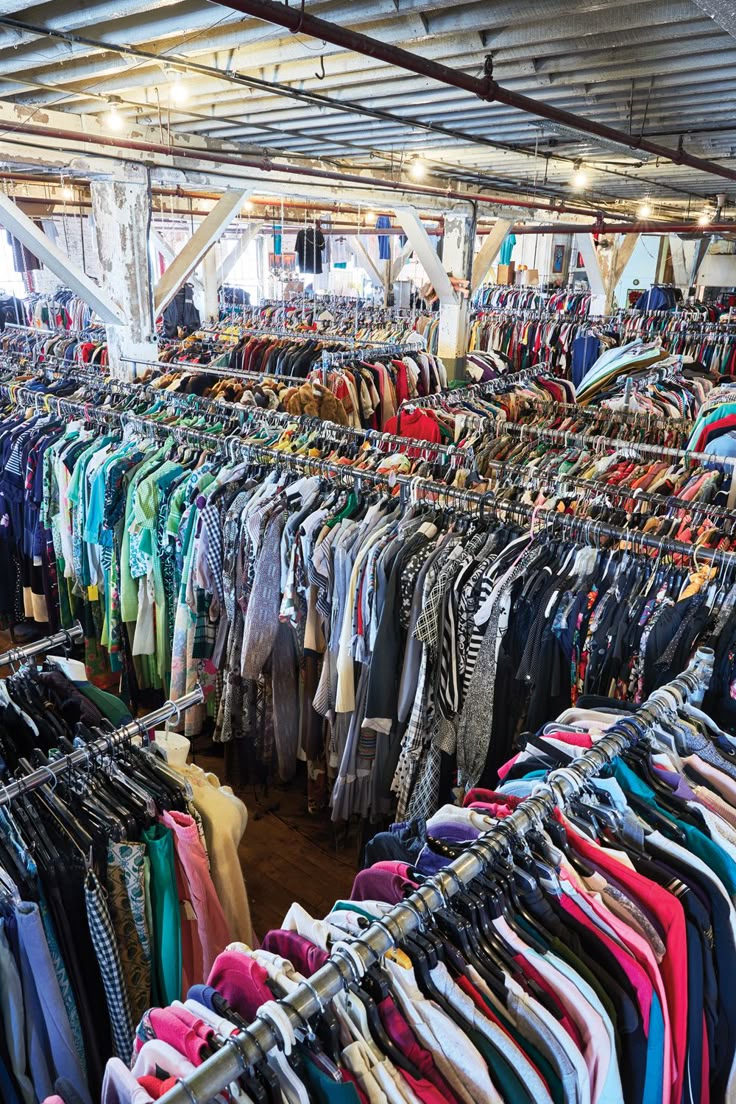 Thrifting berburu barang branded dengan harga terjangkau ( pinterest )
